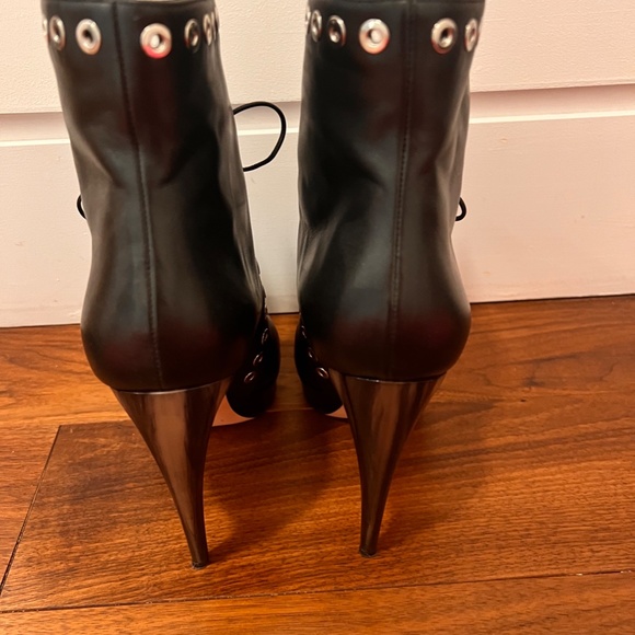 Alexander McQueen Leather Booties with Silver studs - Picture 4 of 4
